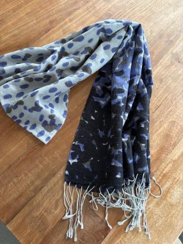 Zachte sjaal beschikbaar voor biedingen