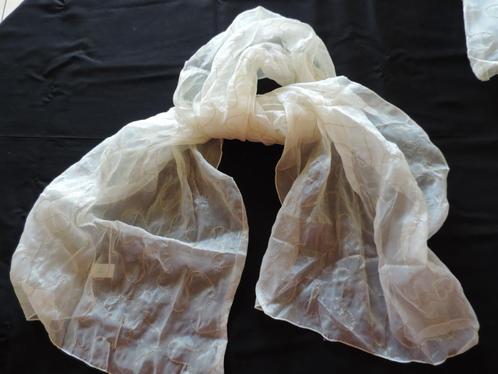 Etole foulard blanc mousseline brode OR neuf Lg 1,78 mètre x, Vêtements | Femmes, Bonnets, Écharpes & Gants, Neuf, Écharpe, Enlèvement ou Envoi
