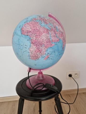 Lichtgevende wereldbol beschikbaar voor biedingen