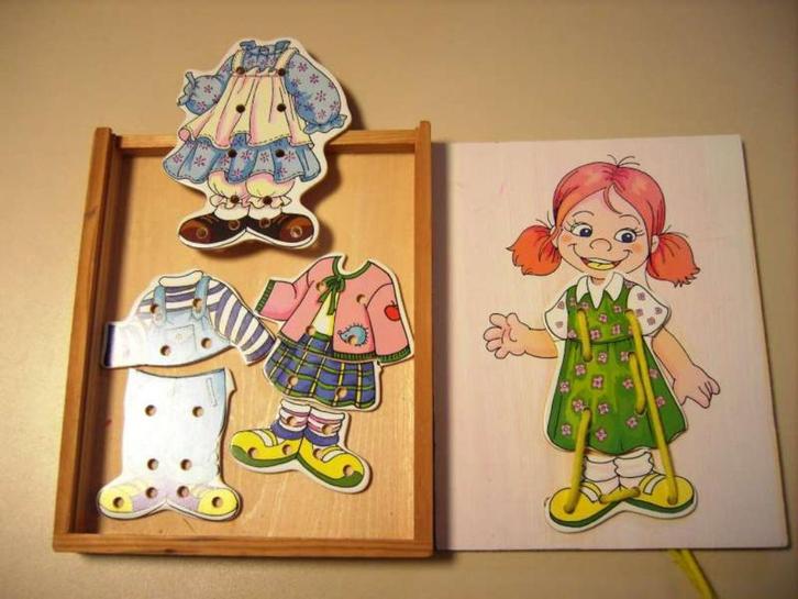 Houten aankleedpop met koordjes, Kinderen en Baby's, Speelgoed | Houten speelgoed, Gebruikt, Duw- of Trekspeelgoed, Ophalen of Verzenden