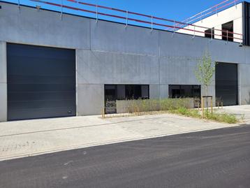 KMO unit 216 m² te huur in Ranst dicht bij op- en afritten beschikbaar voor biedingen