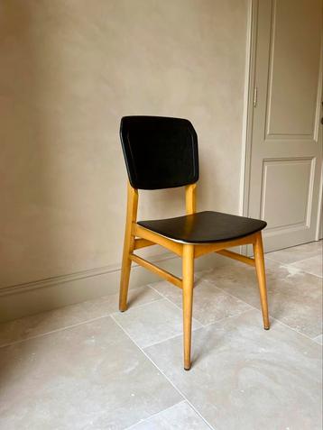 Mid century vintage eetkamerstoelen 6 x beschikbaar voor biedingen