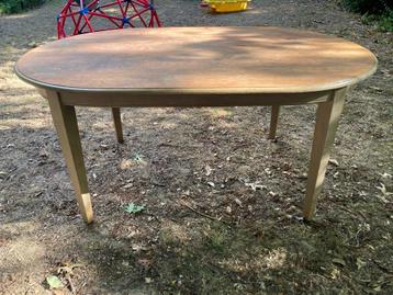 Eetafel beschikbaar voor biedingen