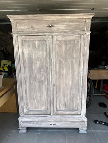 Armoire garde-robe disponible aux enchères