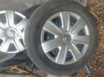 Polo banden 2 stuck en kapot met wiel doppen, Auto's, Particulier, Te koop