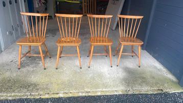 Lot quatre anciennes chaises en bois style nordique vintage beschikbaar voor biedingen