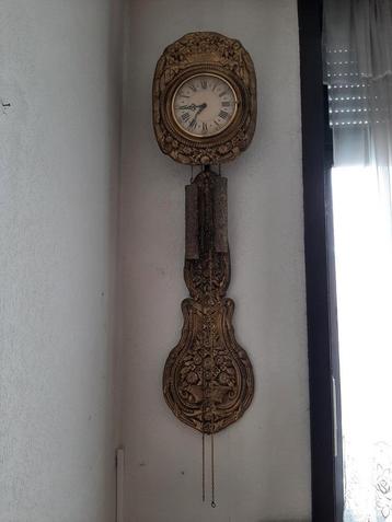 Antieke hangklok beschikbaar voor biedingen