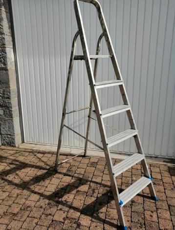 Escabelle en aluminium 6 échelons. Livraison possible suivan, Enlèvement ou Envoi, Comme neuf