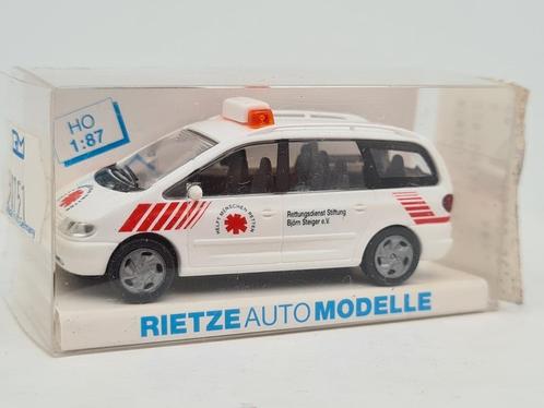 Volkswagen VW Sharan Ambulance - Rietze 1:87, Hobby & Loisirs créatifs, Voitures miniatures | 1:87, Comme neuf, Voiture, Rietze