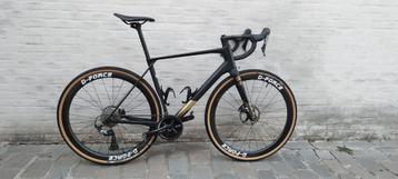 ZEER SNELLE  EN LICHTE GRAVELBIKE OF RACEFIETS  beschikbaar voor biedingen