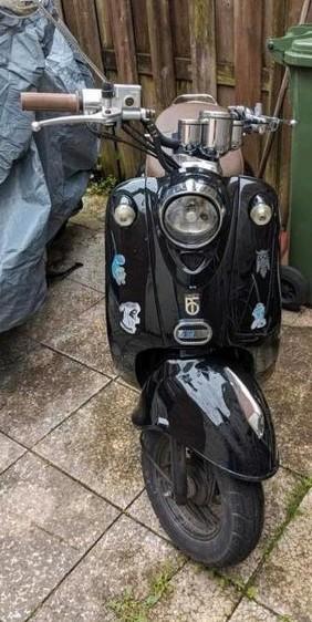 BTC scooter strat en rijdt heel goed moet dringend weg 500€ beschikbaar voor biedingen