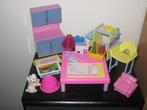 Barbie armoire de cuisine table chaise chien + accessoires, Enfants & Bébés, Comme neuf, Enlèvement ou Envoi, Barbie