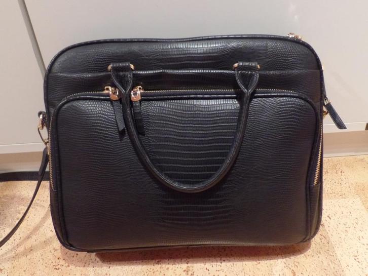 Nieuwe schoudertas met ruimte voor laptop, Handtassen en Accessoires, Tassen | Schoudertassen, Nieuw, Zwart, Ophalen of Verzenden