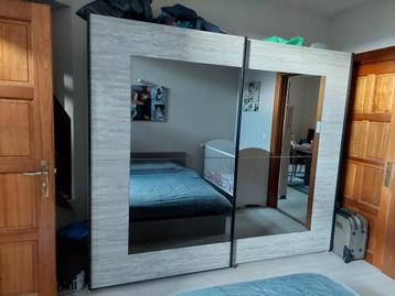 Grande armoire avec porte miroir coulissante