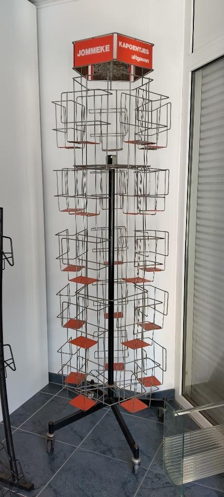 vintage molen / rek /voor boeken/ voor strips / op wieltjes, Huis en Inrichting, Woonaccessoires | Krantenbakken en Lectuurbakken
