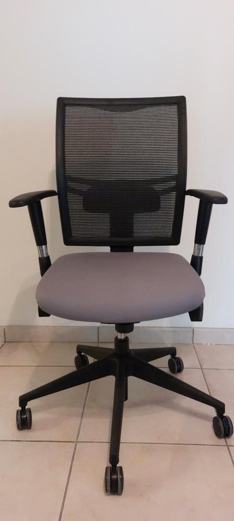 Ergonomische bureustoel op 5 rolarmen met armleuningen, Huis en Inrichting, Bureaustoelen, Zo goed als nieuw, Bureaustoel, Grijs