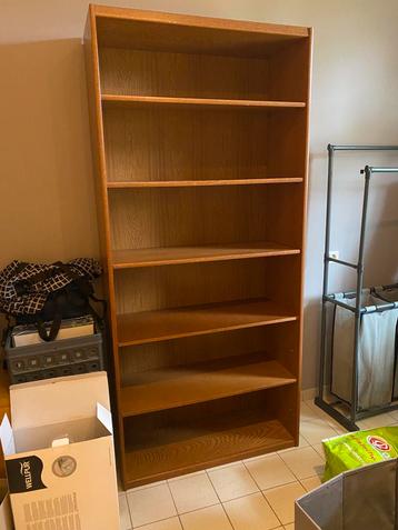 Boekenkast beschikbaar voor biedingen