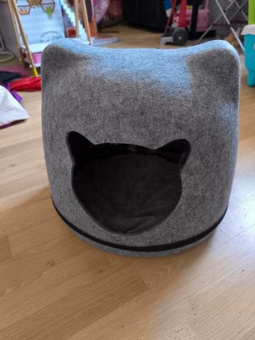 Kattenmand beschikbaar voor biedingen