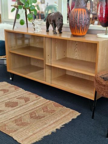 Vintage vitrinekast / dressoir glazen schuifdeuren beschikbaar voor biedingen