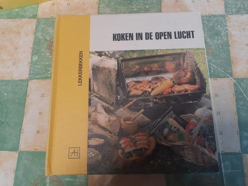"koken in open lucht" vintage kookboek van artis historia, Boeken, Kookboeken, Zo goed als nieuw, Ophalen of Verzenden