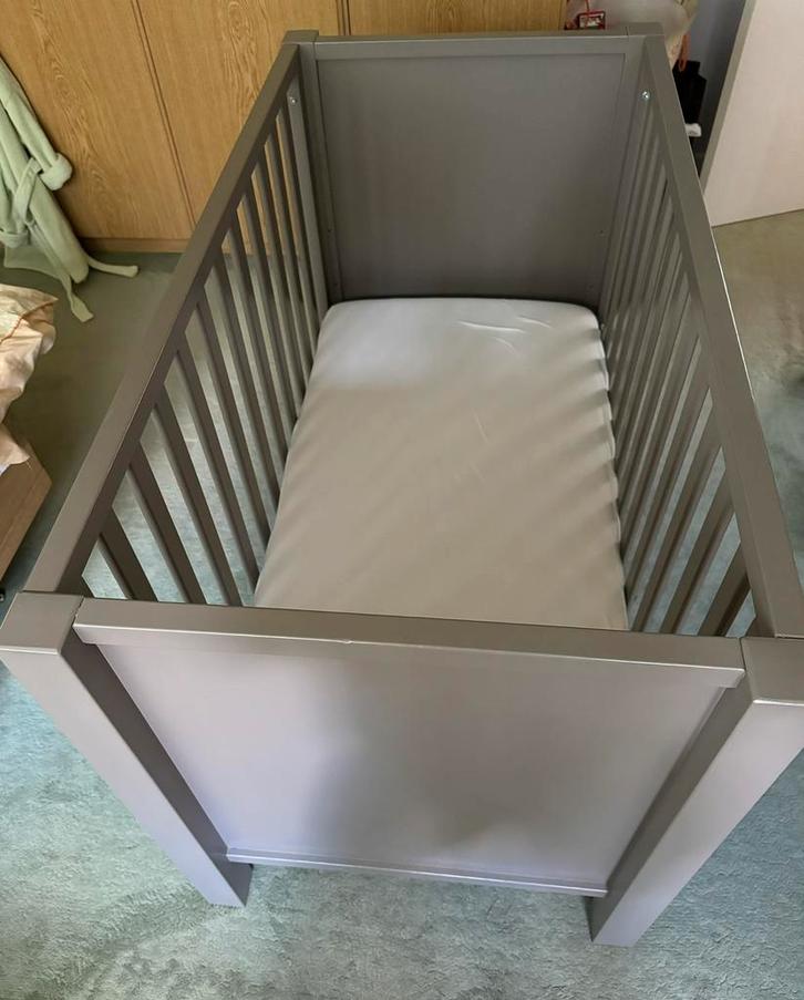 Babybed & nieuwe matras, Kinderen en Baby's, Babywiegjes en Ledikanten, Zo goed als nieuw, Ophalen