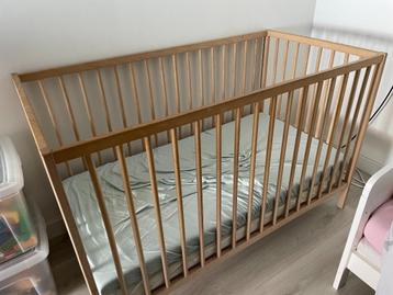 Babybed ikea goede staat en 2 matrassen beschikbaar voor biedingen