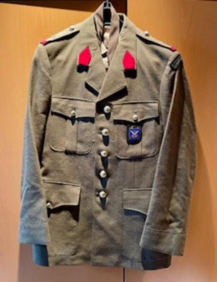 Te koop: uniform Cadettenschool (rode lintjes), Verzamelen, Militaria | Algemeen, Overige soorten, Kleding of Schoenen, Ophalen of Verzenden