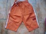 Oranje broek met witte streep, maat 68, Kinderen en Baby's, Babykleding | Maat 68, Gebruikt, Ophalen of Verzenden, Broekje