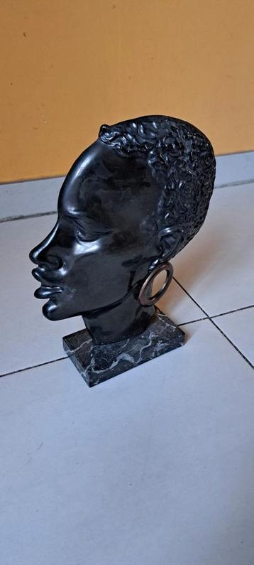 een bronzen sculptuur van het hoofd van een Afrikaanse vrouw beschikbaar voor biedingen