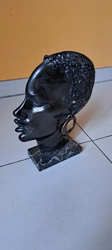 een bronzen sculptuur van het hoofd van een Afrikaanse vrouw, Huis en Inrichting, Woonaccessoires | Boeddhabeelden