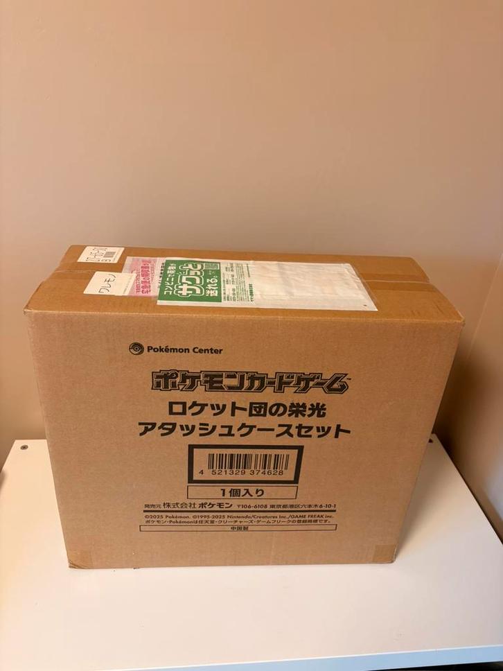Pokémon The Japanese Glary of Team Rocket Attaché Case, Hobby en Vrije tijd, Verzamelkaartspellen | Pokémon, Nieuw, Overige typen