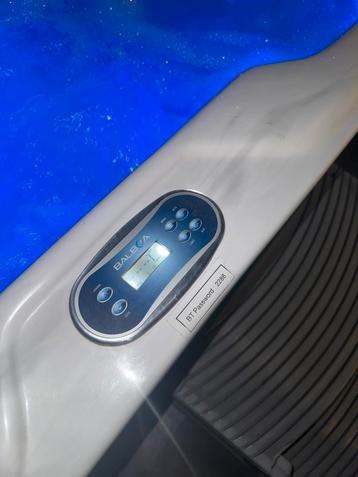 PureSpa Jacuzzi voor 8 personen – LED, Bluetooth & Afdekzeil beschikbaar voor biedingen
