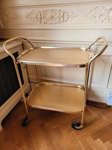 Dressoir van goudkleurig metaal beschikbaar voor biedingen