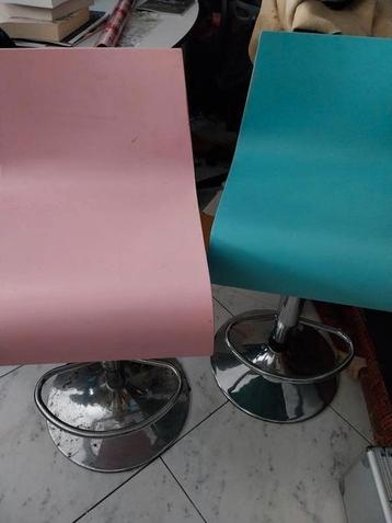 2 hoog laag stoelen , bar/  keuken /badkamer = 50 euro  beschikbaar voor biedingen