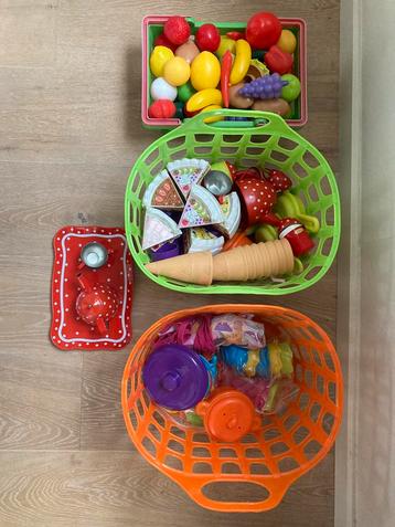Keukenset en eten voor kinderen beschikbaar voor biedingen