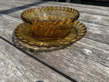Amberkleurig glazen serviesstel beschikbaar voor biedingen