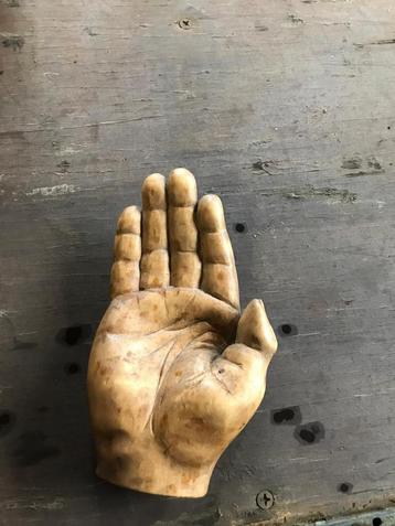 Allerlei houten beelden beschikbaar voor biedingen