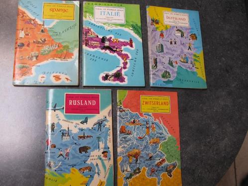plakboeken reeks de wereld rond 5 stuks uit 1960, Antiek en Kunst, Curiosa en Brocante, Ophalen of Verzenden