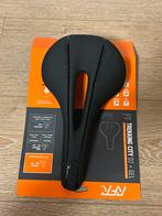 SPOTPRIJS NIEUWE Fietszadel Trekking City, Enlèvement, Neuf, Selle