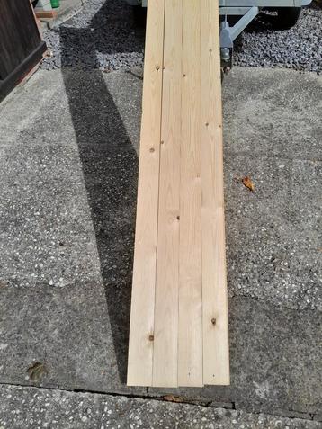 Rode sparrenplanken met tong beschikbaar voor biedingen