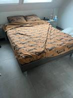 Bed met nachtkastje, Huis en Inrichting, Slaapkamer | Bedden, Ophalen