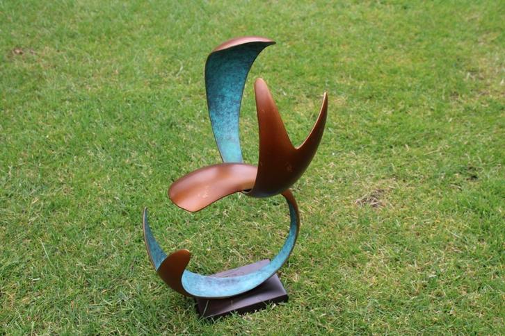 modern bronzen kunstbeeld gesigneerd BEN., Tuin en Terras, Tuinwanddecoratie, Zo goed als nieuw, Ophalen