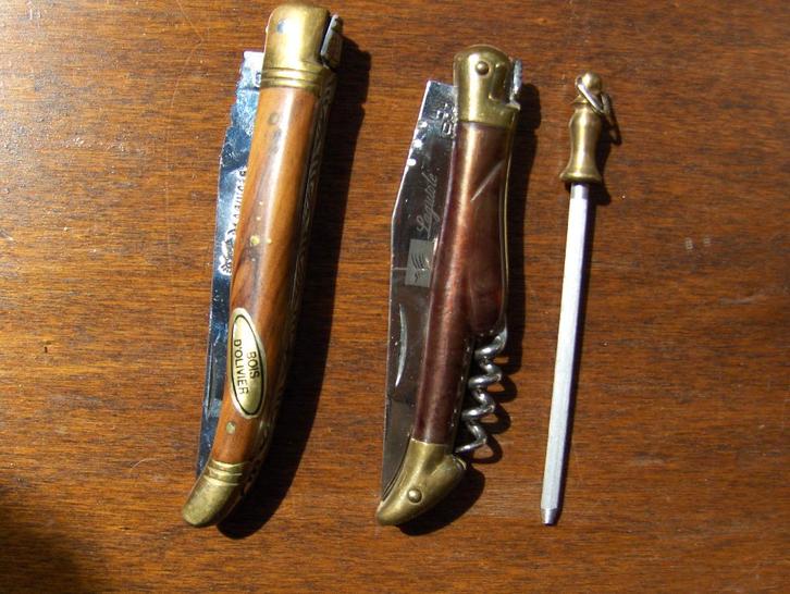 2 couteaux laguiole en trés bon état avec étui en cuir noir., Antiek en Kunst, Antiek | Gereedschap en Instrumenten, Ophalen of Verzenden