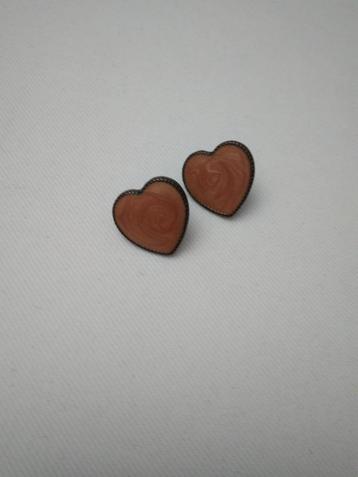 '90's beige hartvormige oorbelletjes beschikbaar voor biedingen