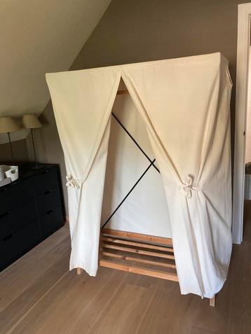 Habitat kleerkast. Pine wood frame  en linnen bekleding beschikbaar voor biedingen