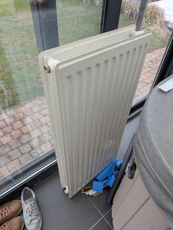 radiator met thermostaatknop beschikbaar voor biedingen