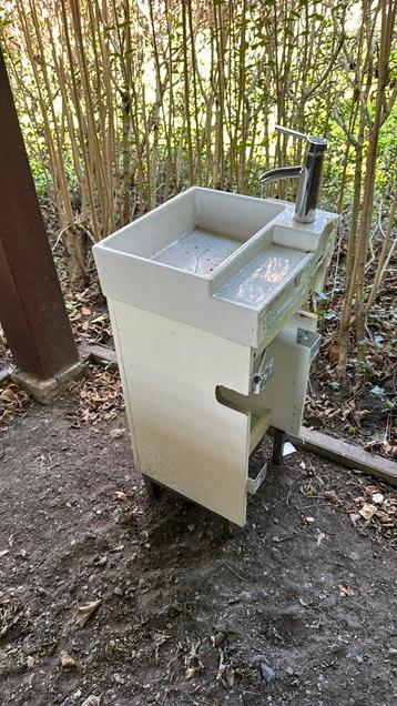 Kastje met lavabo  beschikbaar voor biedingen