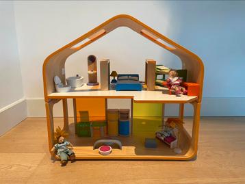 Houten poppenhuis met meubels en popjes