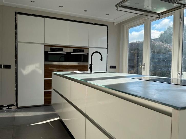 Uitgeruste keuken met centraal eiland, Huis en Inrichting, Keuken | Complete keukens, Greeploos, Met kookeiland, Hoogglans of Gelakt