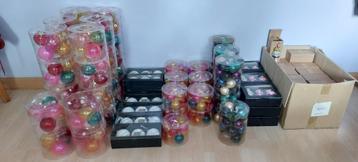 Groot lot kerstballen en figuren beschikbaar voor biedingen